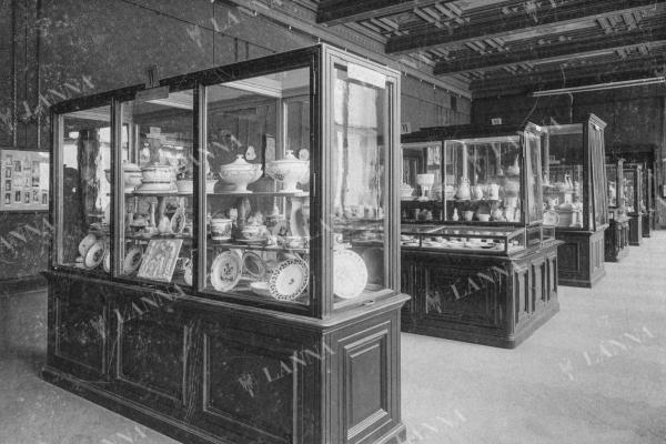 Instalace sbírky Adalberta Lanny ml. v Uměleckoprůmyslovém muzeu v roce 1905. Archiv UPM.