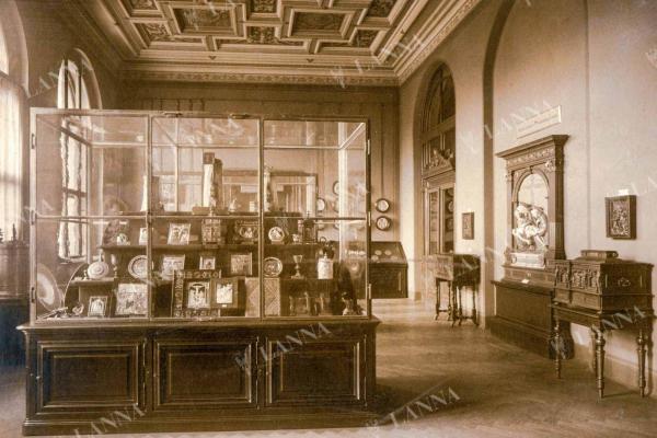 Část Lannovy sbírky instalována v letech 1905–1908 v pražském Uměleckoprůmyslovém museu, Fotografie před 1908. Archiv UPM.