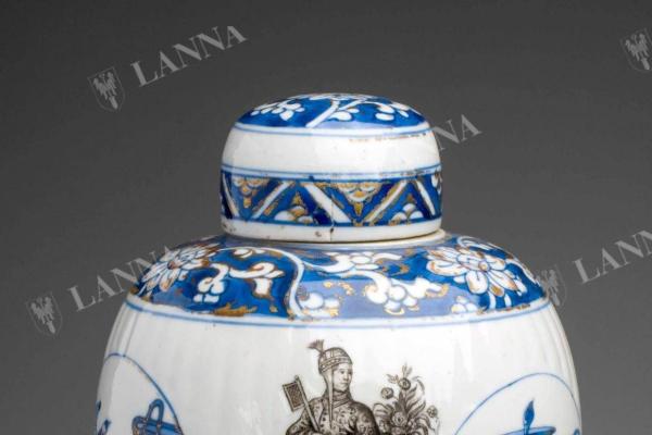 Ignác Preissler (1676–1741): Dóza na čaj s víkem, čínský porcelán s kobaltovým dekorem pod polevou, doplněný malbou švarclotem, Kunštát v Orlických horách, kolem 1730. Sbírka UPM.