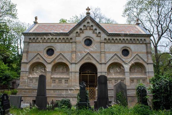 Rekonstruovaná hrobka rodin Lanna a Schebek na Olšanských hřbitovech. Foto NEBE.