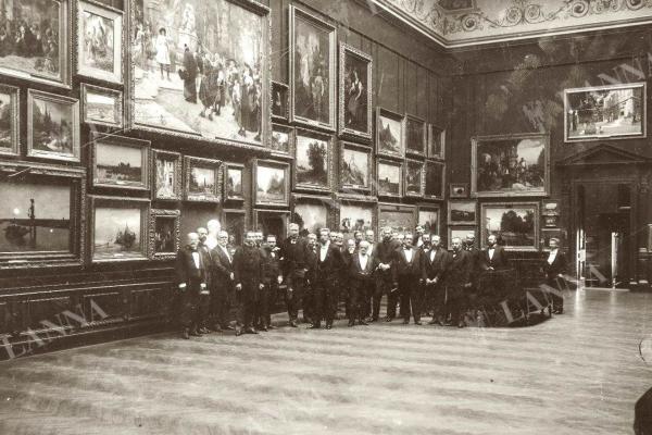 Oslava stoletého trvání Společnosti vlasteneckých přátel umění v Čechách v nové galerii společnosti v Rudolfinu v roce 1896. Archiv UPM. 