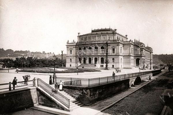 Budova Rudolfina v Praze, fotografie kolem 1900. Archiv UPM.