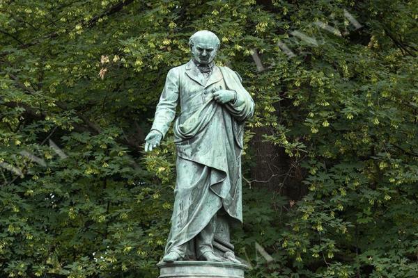 Bronzový pomník Adalberta (Vojtěcha) Lanny v parku Na Sadech ve vyústění Lannovy třídy v Českých Budějovicích. Foto NEBE.