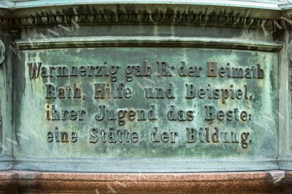 Německý nápis „S horoucím srdcem dal vlasti radu, pomoc a příklad, její mládeži to nejlepší místo pro vzdělávání“. Foto NEBE.