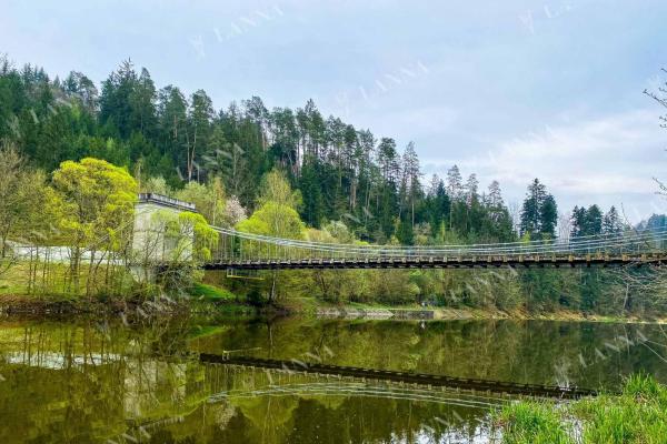 Most po přestěhování překlenul řeku Lužnici nedaleko obce Stádlec. Foto NEBE.