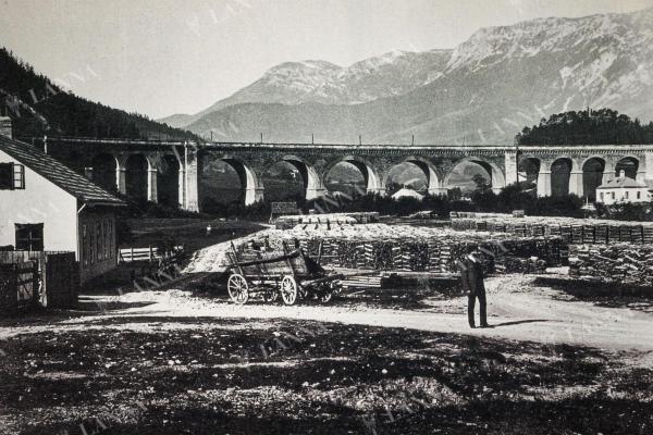 Viadukt v Payerbachu, který je součástí horské dráhy Semmering na snímku z roku 1875. Archiv NEBE.