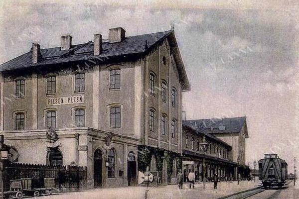 Původní nádraží v Plzni na dobové pohlednici. Archiv NEBE.