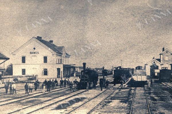 Původní nádraží v Českých Budějovicích na fotografii z roku 1868. Archiv NEBE.