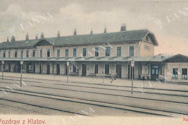 Původní nádraží v Klatovech na dobové pohlednici. Archiv NEBE.