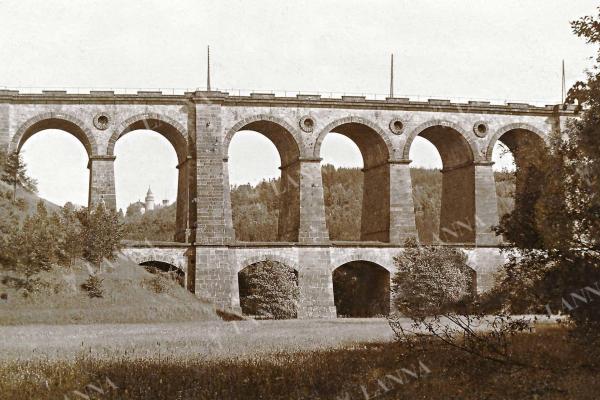 Sychrov, viadukt (1857-1859) pardubicko – liberecké dráhy se dvěma řadami oblouků je přirovnáván k viaduktu Kalte-Rinne horské dráhy přes Semmering stavěnému v letech 1848–1854. Sbírka Mojmír Leštinský, 1910.