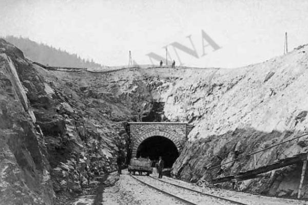 Dokončení zhlaví tunelu na archivní fotografii z roku 1875 od I. Kranzfelder. Archiv NTM.