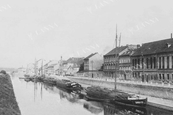Rejda přístavu v Karlíně, pohlednice kolem roku 1905. V té době již karlínský přístav zdaleka neodpovídal kapacitním požadavkům lodní dopravy. Archiv MARECZECH.